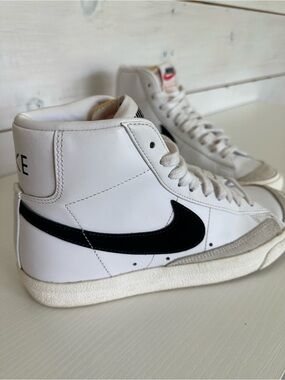 Nike Women's Blazer Mid 77 Shoes